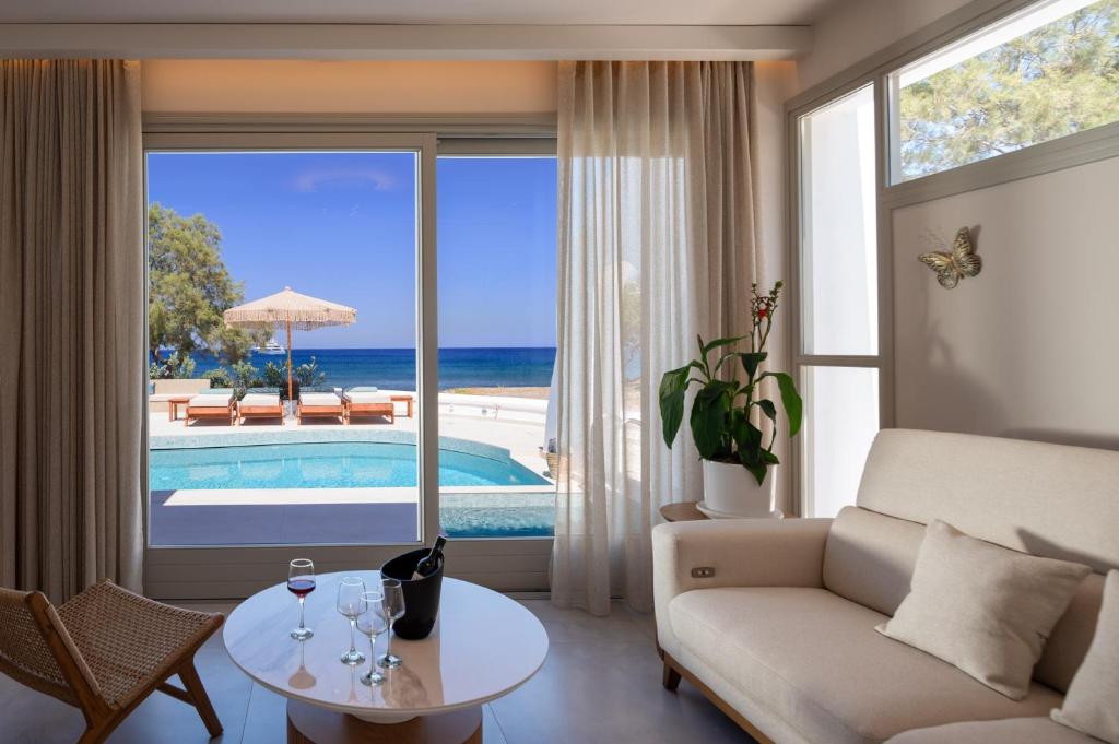 Bazén v ubytování Nerea Seaside Villa nebo v jeho okolí