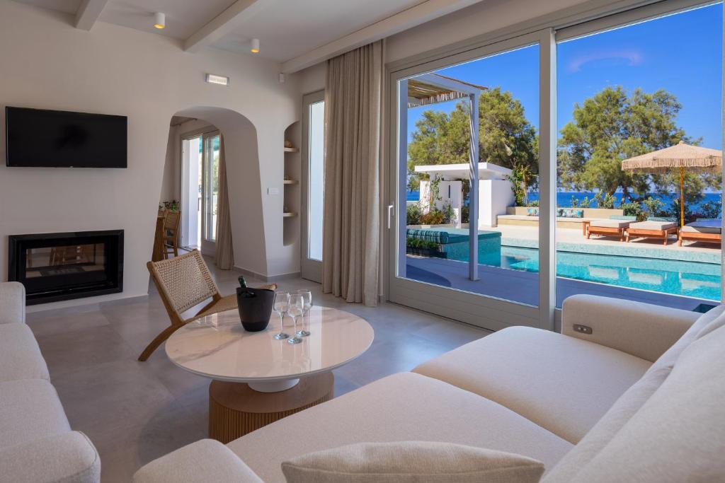 Bazén v ubytování Nerea Seaside Villa nebo v jeho okolí