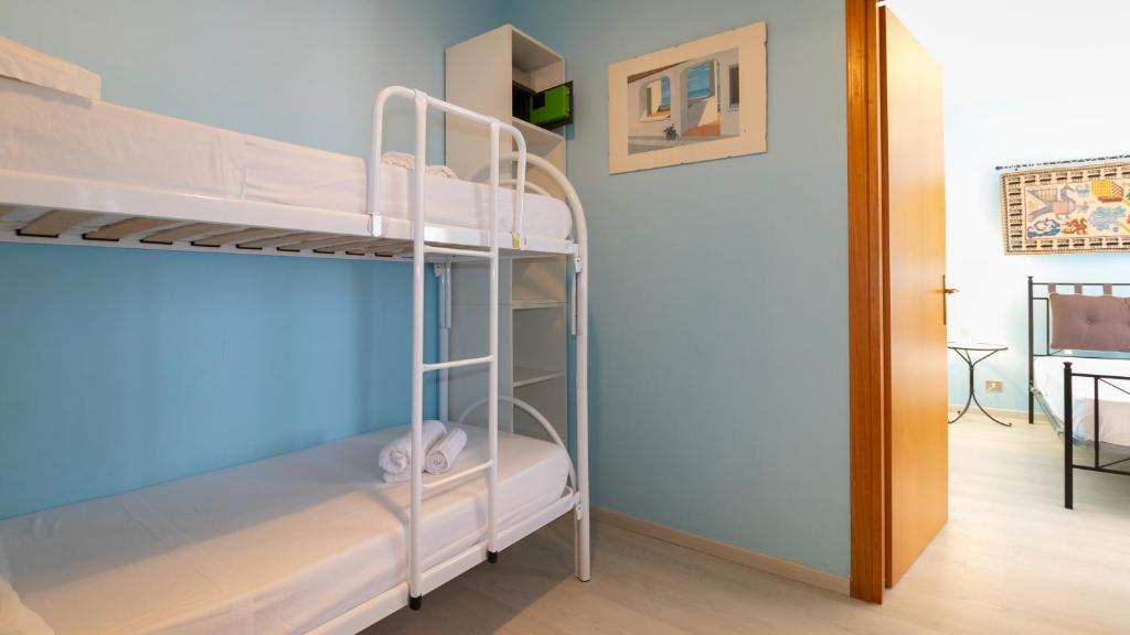 Łóżko lub łóżka w pokoju w obiekcie Sardinianworld-Appartamento Azzurro