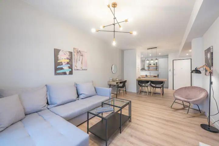 Superior & Spacious Apartment with Rooftop Acropolis View Access