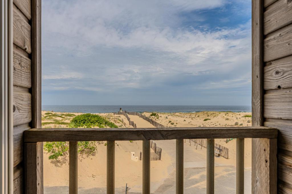 - une vue sur la plage depuis la fenêtre dans l'établissement Maison Bord De L'Océan 3 étoiles, à Mimizan