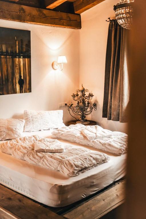 A bed or beds in a room at ChaletSerlesblickTIROL