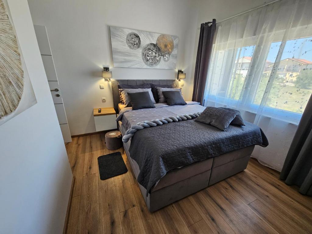 Postel nebo postele na pokoji v ubytování Villa Izziy by the beach with a sea view and heated pool