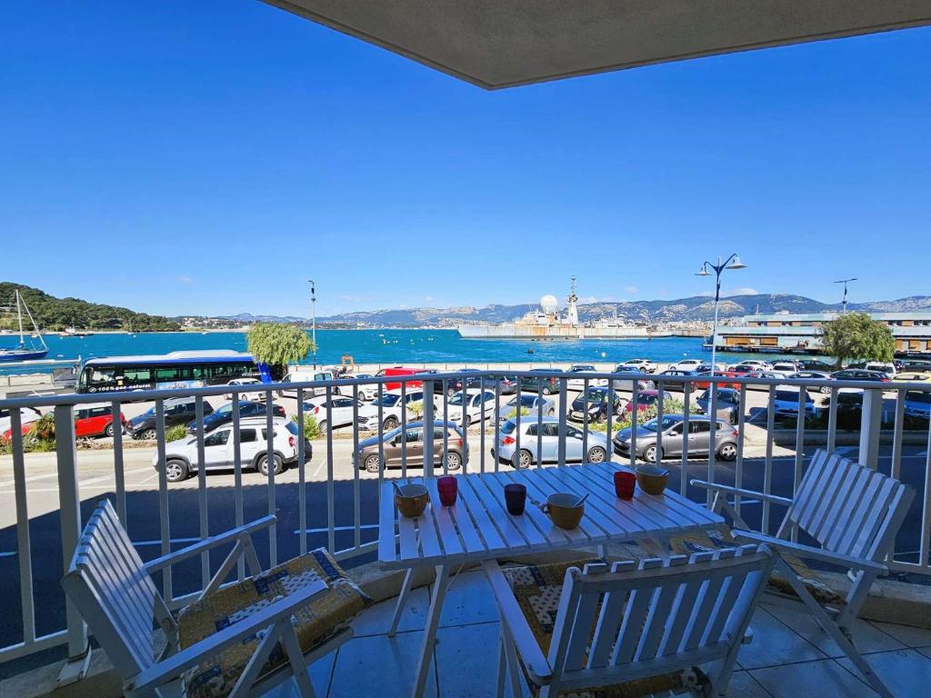 Photo de la galerie de l'établissement Bel appartement 6 couchages, pleine vue mer, tout équipé, climatisé, tout à pied, à Saint-Mandrier-sur-Mer