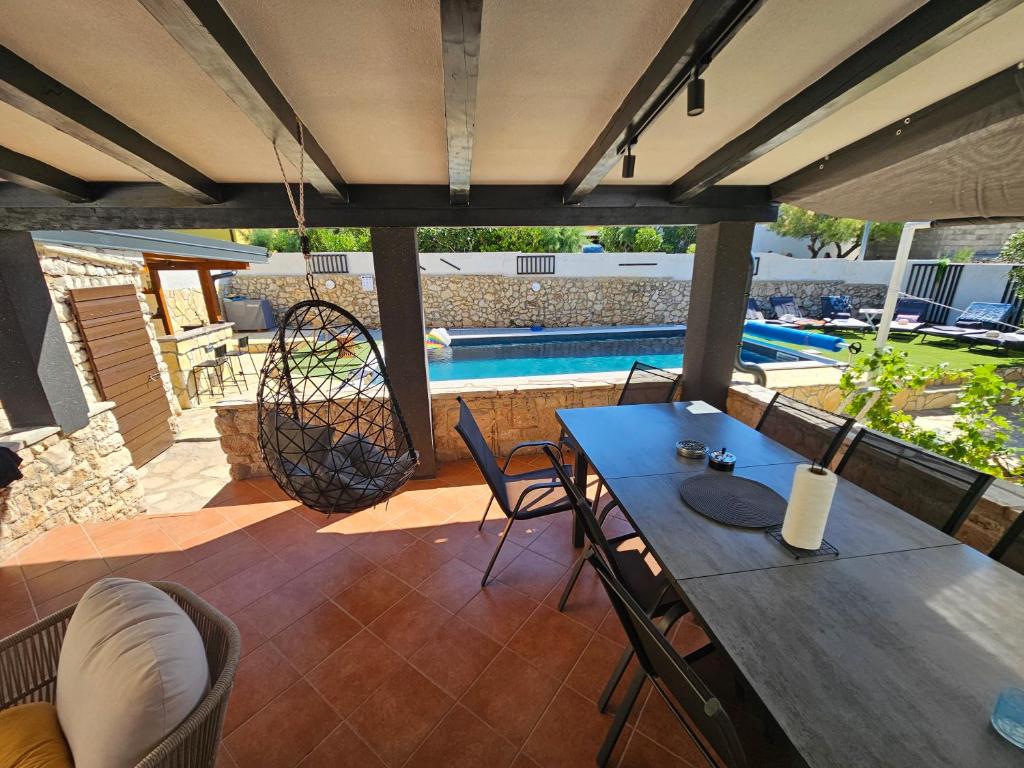 Bazén v ubytování Villa Izziy by the beach with a sea view and heated pool nebo v jeho okolí