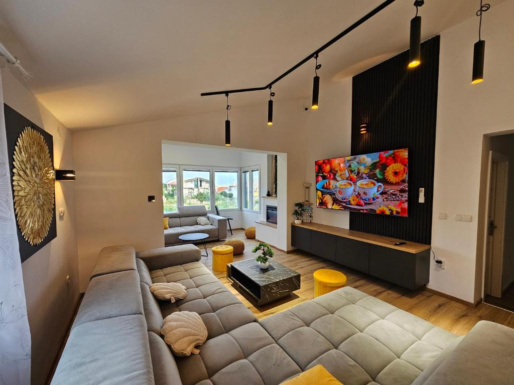 Posezení v ubytování Villa Izziy by the beach with a sea view and heated pool