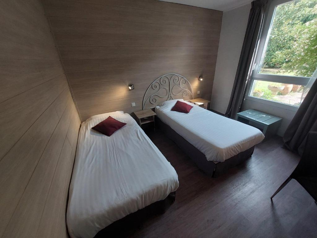 Postel nebo postele na pokoji v ubytování Logis Hôtels - Le Pont Bernet - Hotel 2 étoiles et restaurant