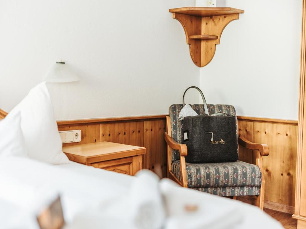 Postel nebo postele na pokoji v ubytování Regitnig - 4 Sterne Hotel und Chalets