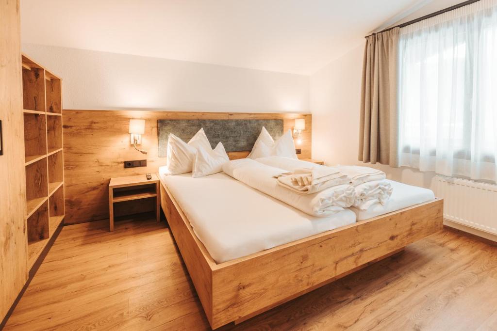 Postel nebo postele na pokoji v ubytování Regitnig - 4 Sterne Hotel und Chalets