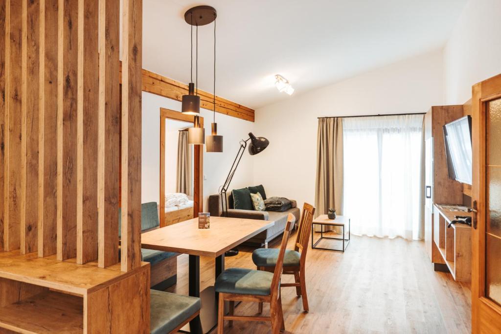 TV a/nebo společenská místnost v ubytování Regitnig - 4 Sterne Hotel und Chalets