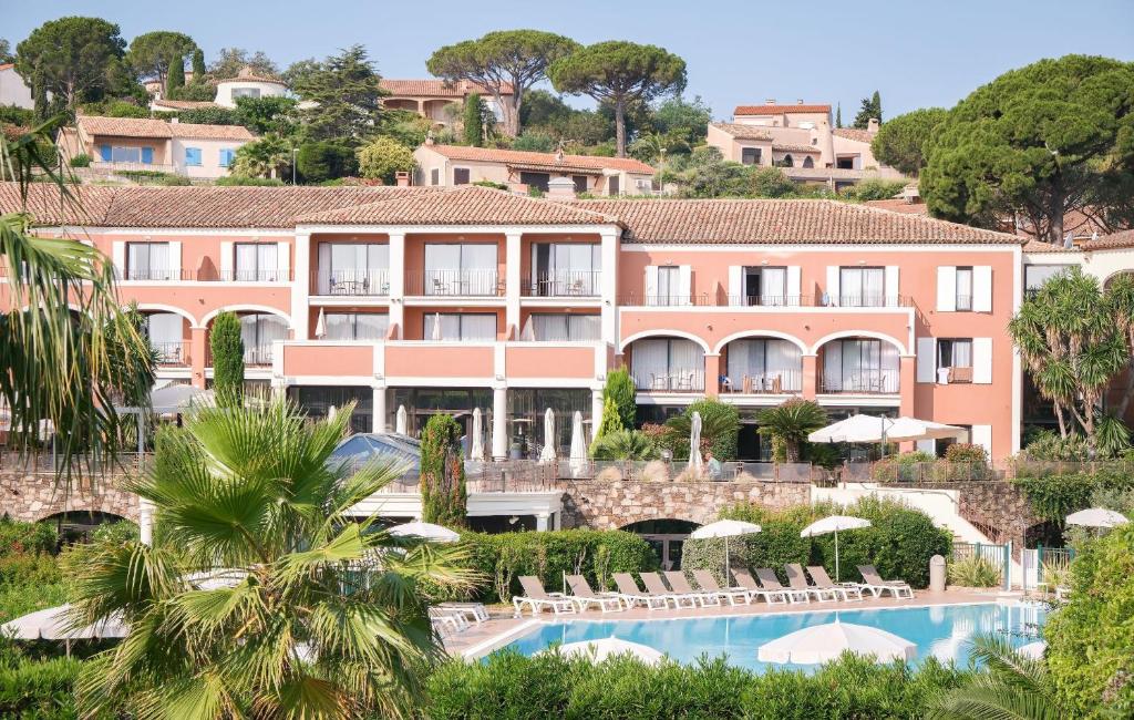 une vue du complexe depuis la piscine dans l'établissement Hôtel Les Jardins De Sainte-Maxime, à Sainte-Maxime
