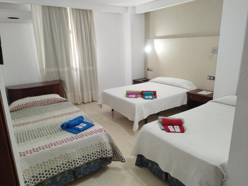 Posteľ alebo postele v izbe v ubytovaní Hotel Nuevo Ara