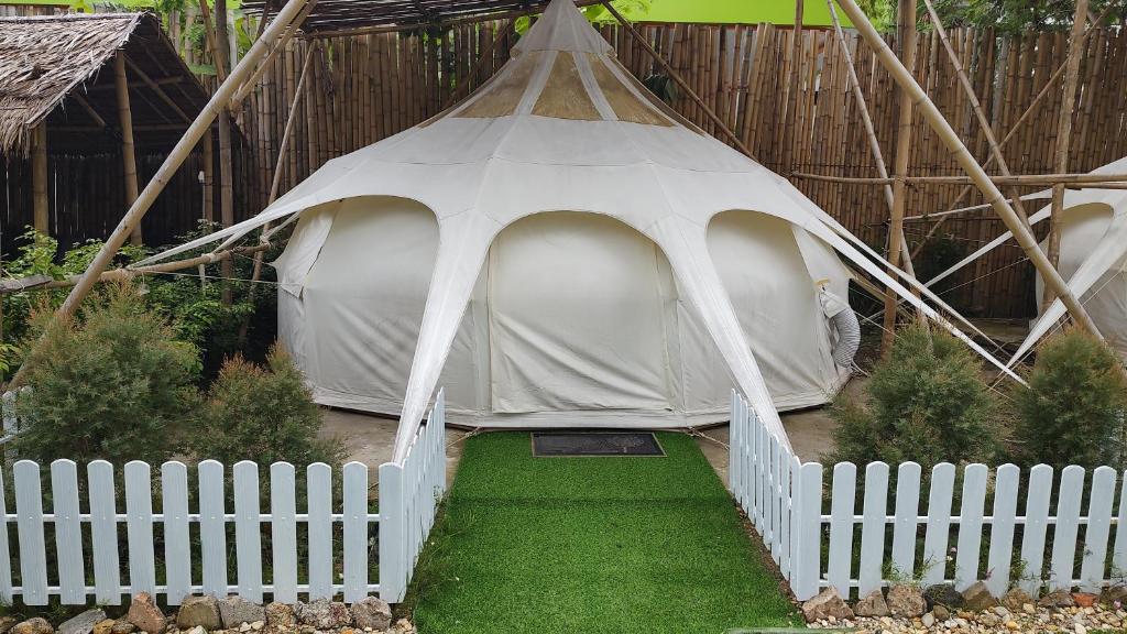 Zahrada ubytování Bambus Restaurant, Bar & Glamping