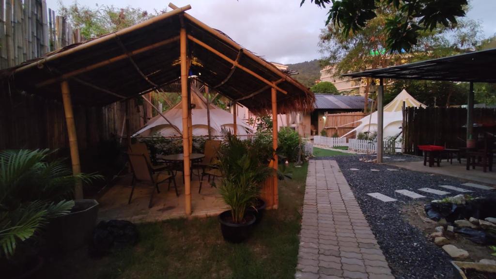 Zahrada ubytování Bambus Restaurant, Bar & Glamping