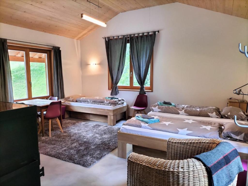 SuschにあるB&B im Ökohof in Suschのベッド2台とテーブルと椅子のある部屋