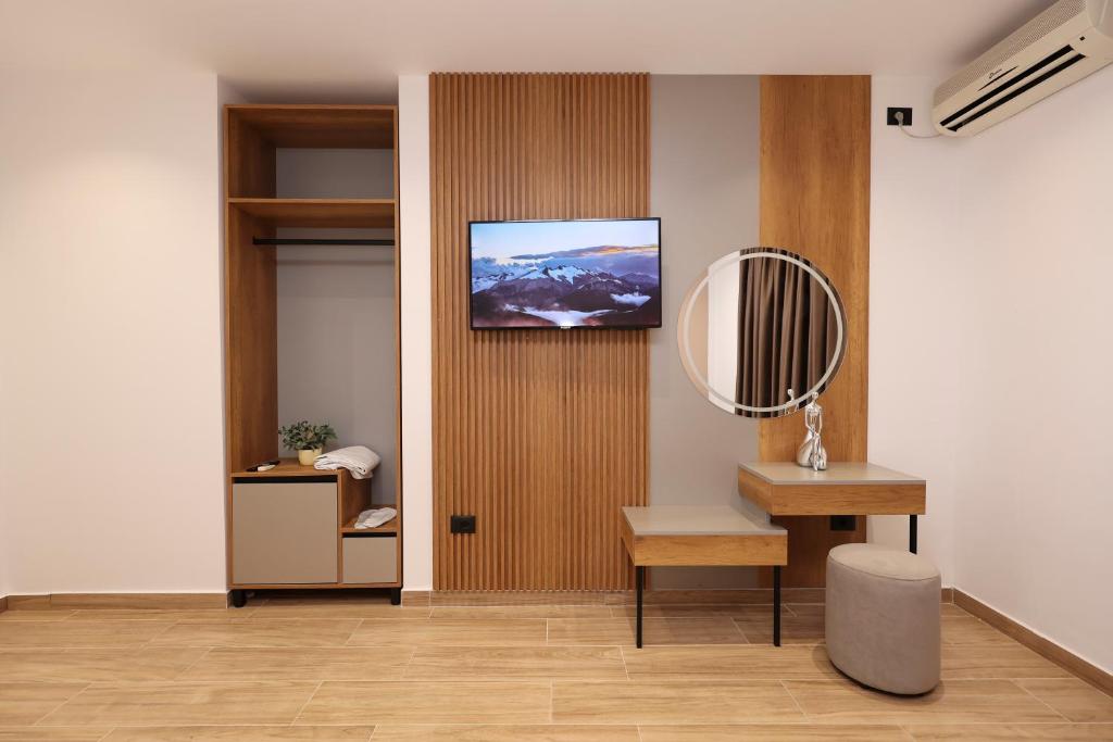 TV a/nebo společenská místnost v ubytování Emar Hotel