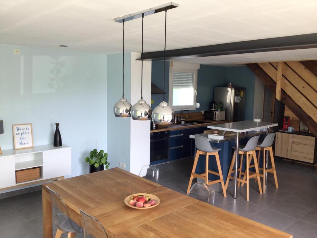 une cuisine et une salle à manger avec une table et des chaises dans l'établissement La Tournerie de Valis, à Clairvaux-les-Lacs