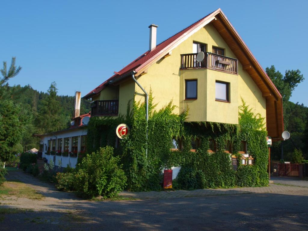 un edificio con hiedra creciendo a su lado en Hotel Kormoran, en Zlenice 