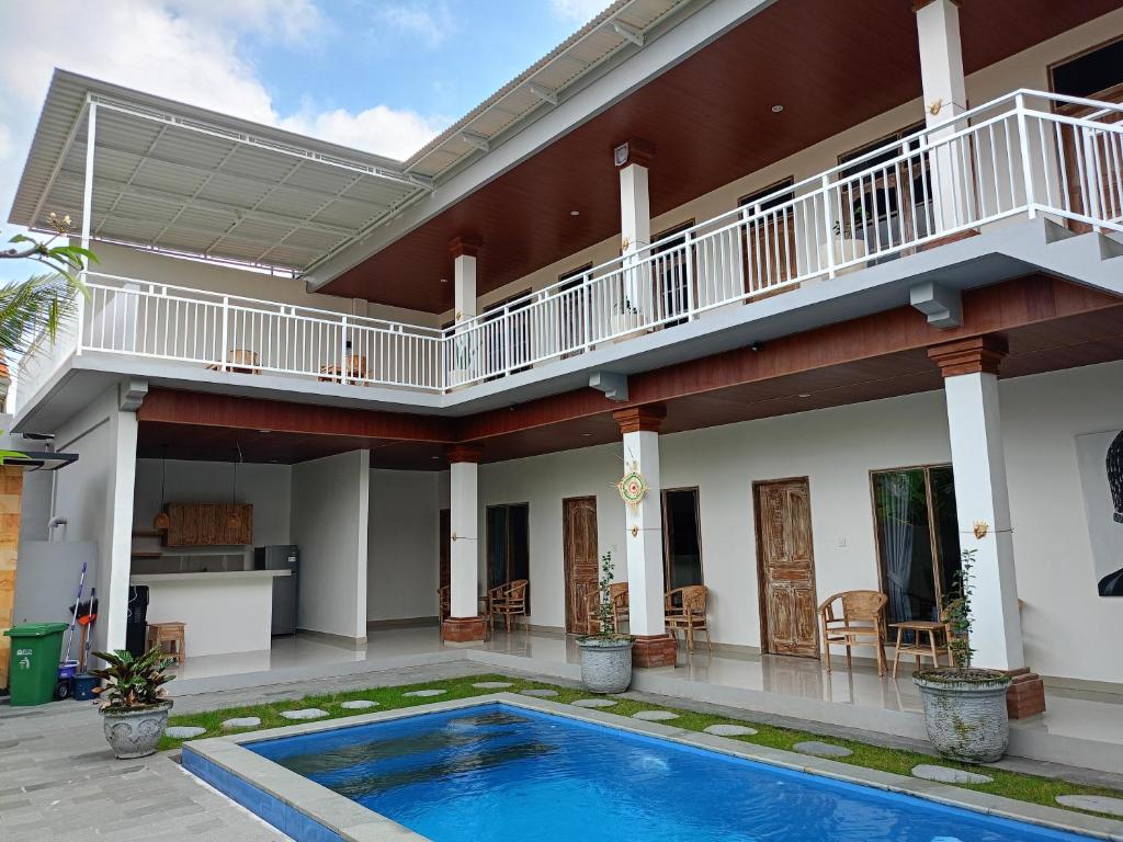 une maison avec piscine et balcon dans l'établissement Pulmo Residen Canggu, à Canggu