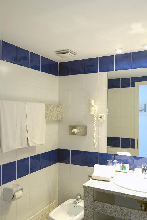 Kúpeľňa v ubytovaní Hotel Blaumar Cadaqués by Fimedhotels