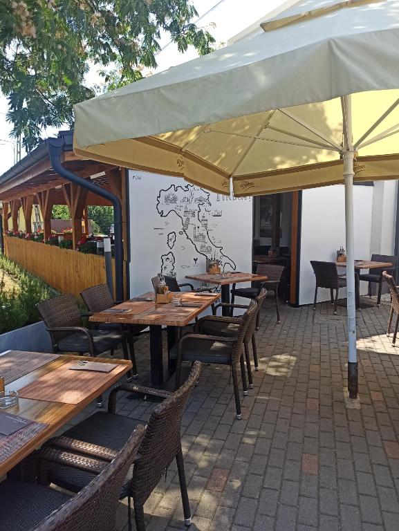 Reštaurácia alebo iné gastronomické zariadenie v ubytovaní Orchidea II