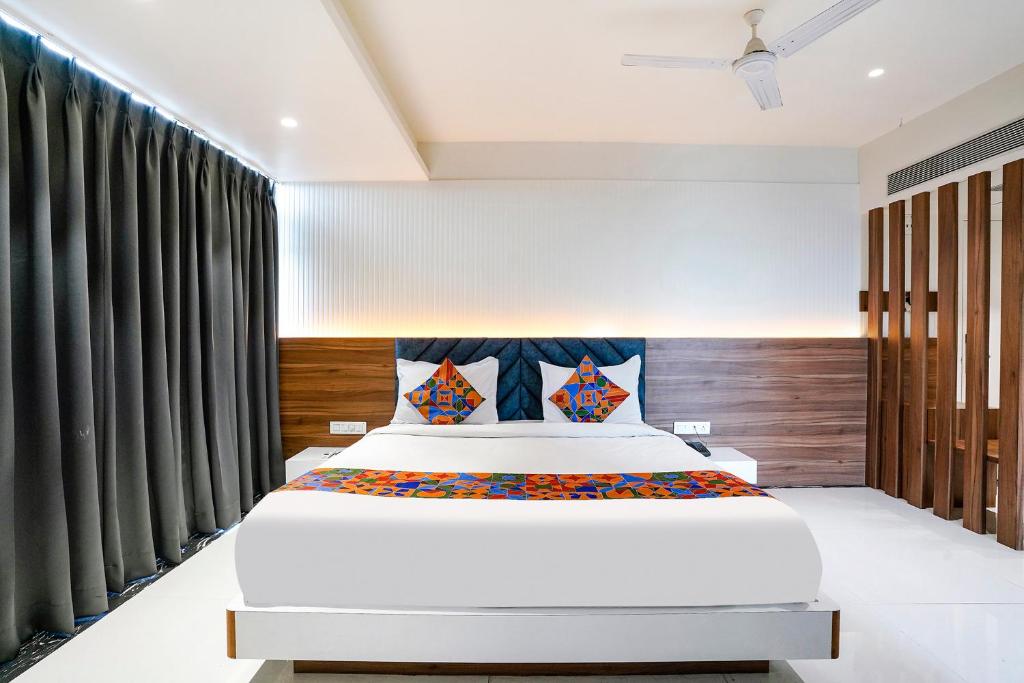 Postel nebo postele na pokoji v ubytování FabHotel The Nashik Inn - Nr Vijay Mamta Theatre, Nashik Road
