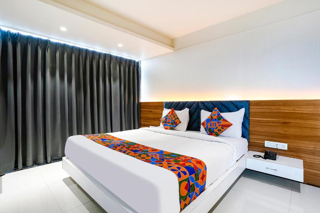 Postel nebo postele na pokoji v ubytování FabHotel The Nashik Inn - Nr Vijay Mamta Theatre, Nashik Road
