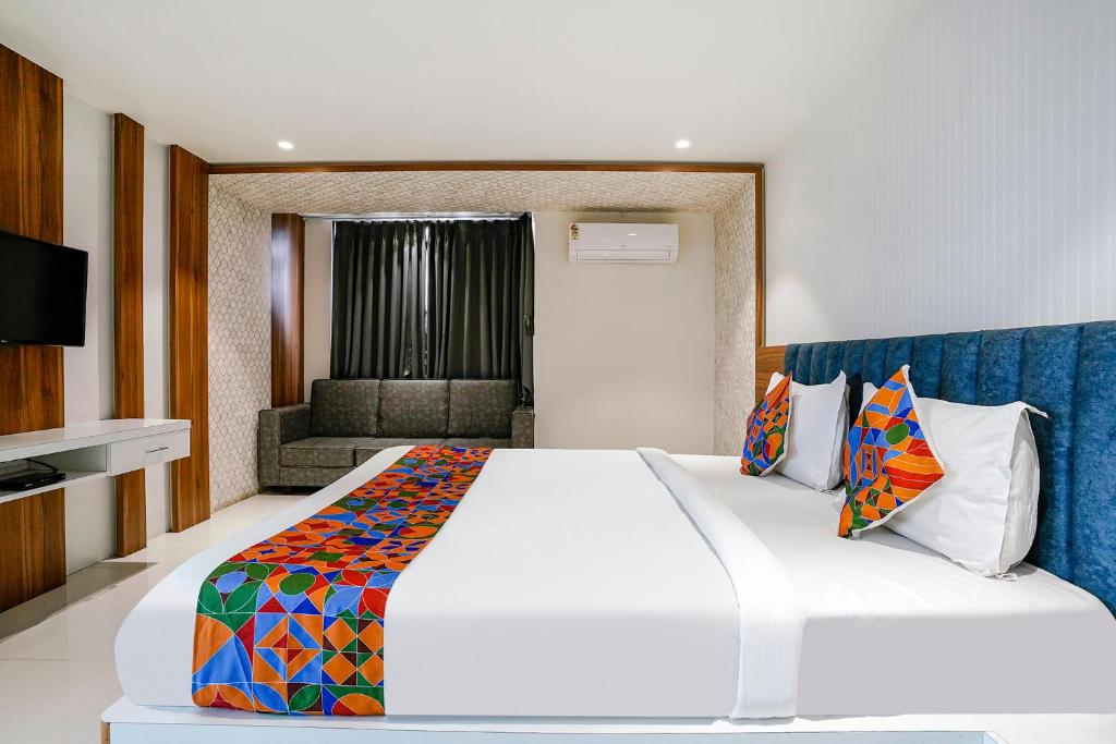 Postel nebo postele na pokoji v ubytování FabHotel The Nashik Inn - Nr Vijay Mamta Theatre, Nashik Road