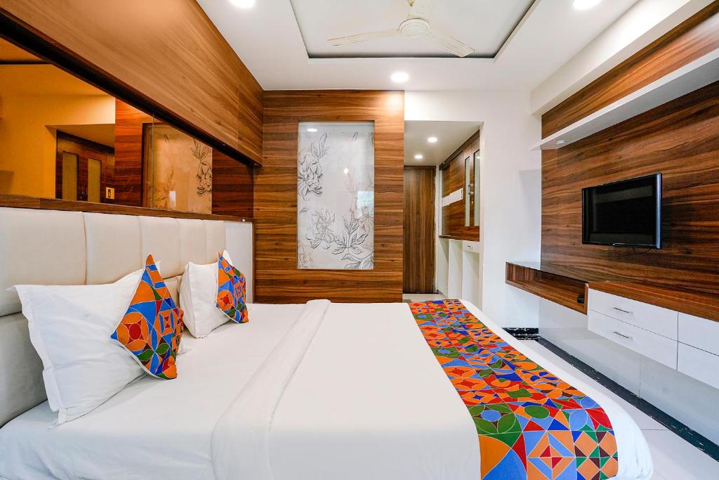 TV a/nebo společenská místnost v ubytování FabHotel The Nashik Inn - Nr Vijay Mamta Theatre, Nashik Road