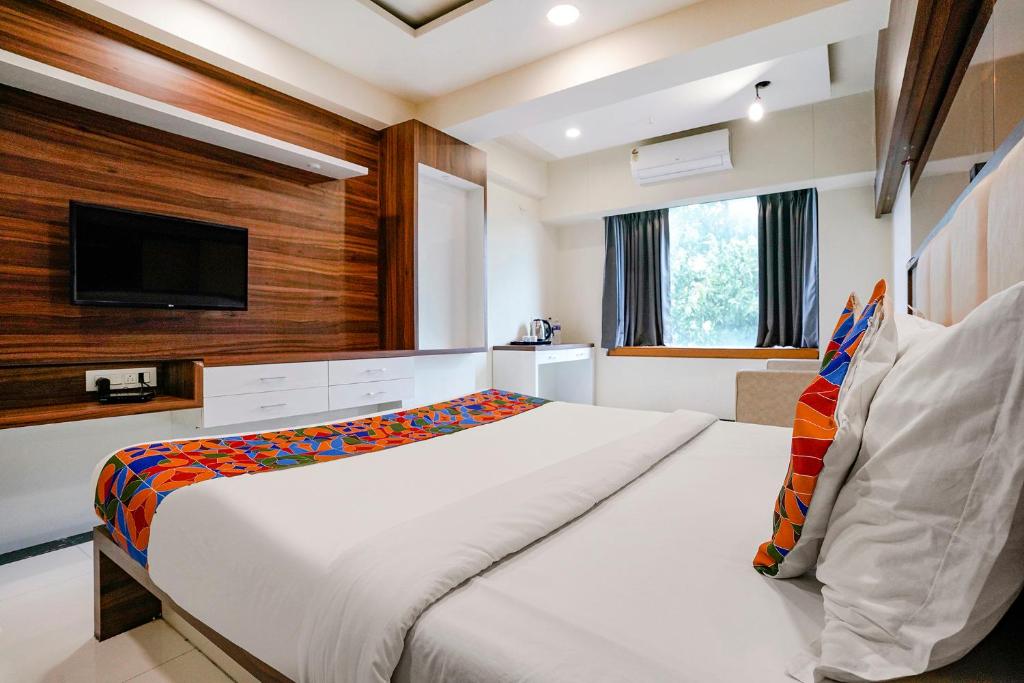 TV a/nebo společenská místnost v ubytování FabHotel The Nashik Inn - Nr Vijay Mamta Theatre, Nashik Road