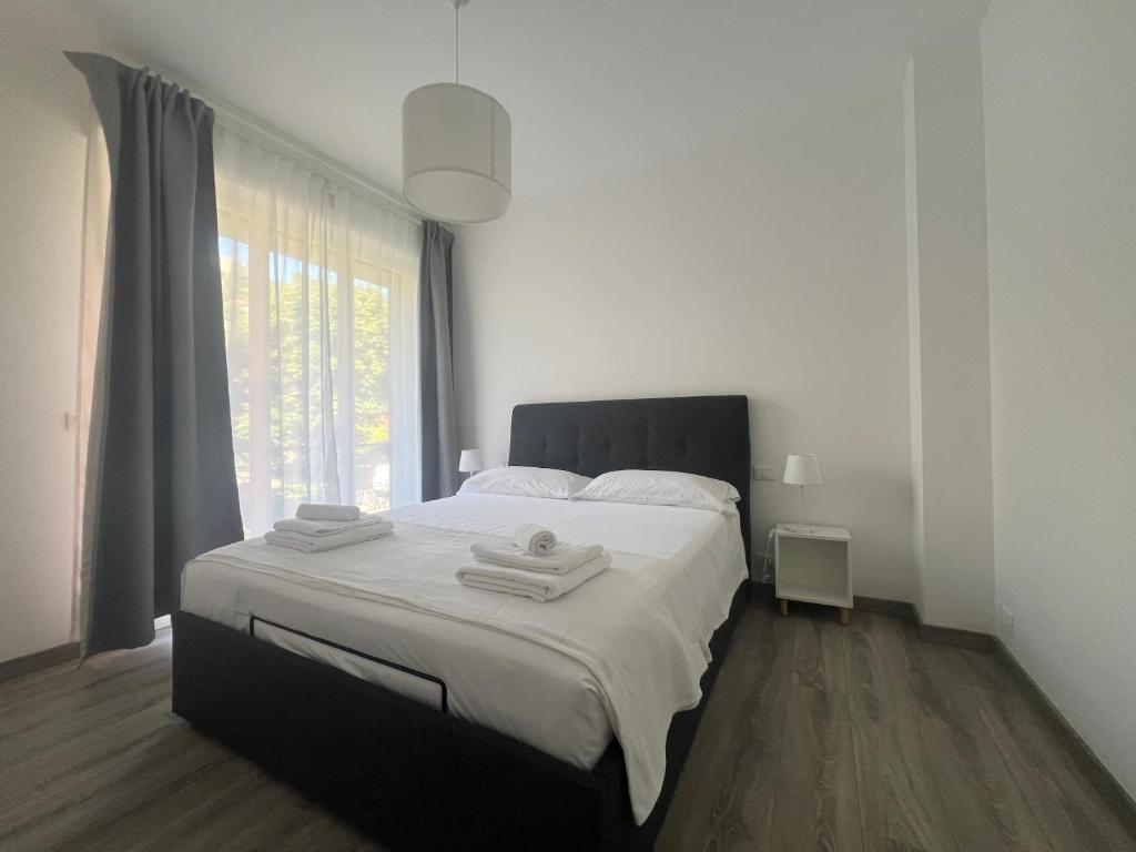 een slaapkamer met een groot bed met handdoeken erop bij Mare Mosso in Bordighera