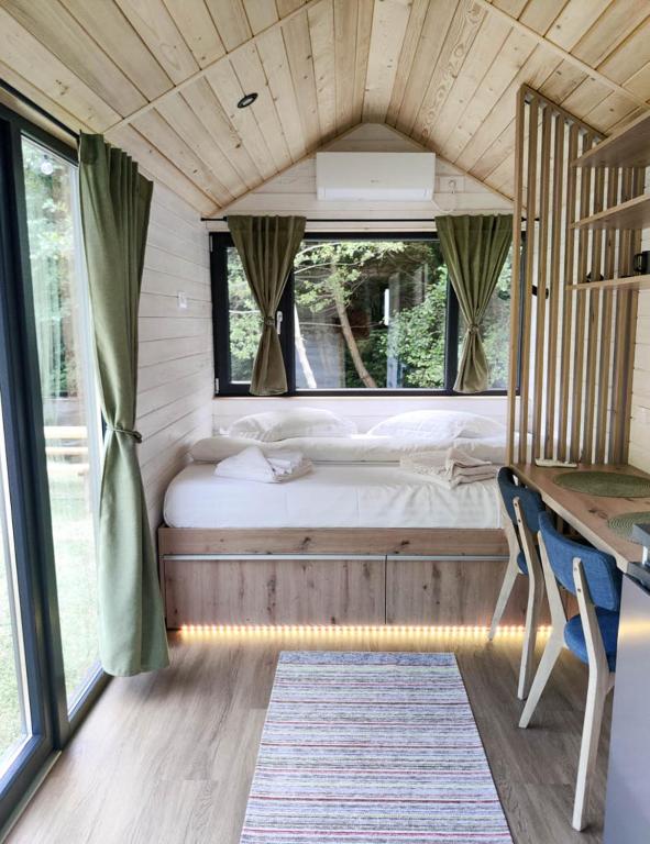 Postel nebo postele na pokoji v ubytování Transfăgărășan River Retreat