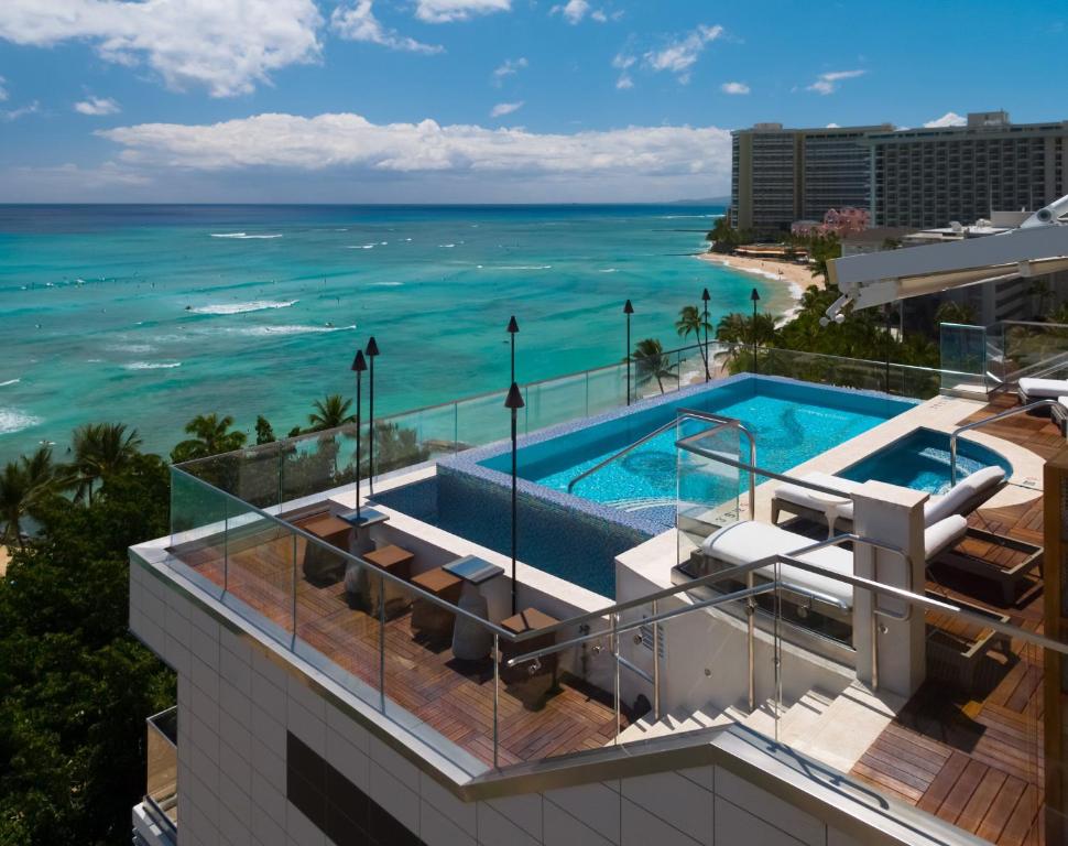Bazén v ubytování ESPACIO THE JEWEL OF WAIKIKI nebo v jeho okolí
