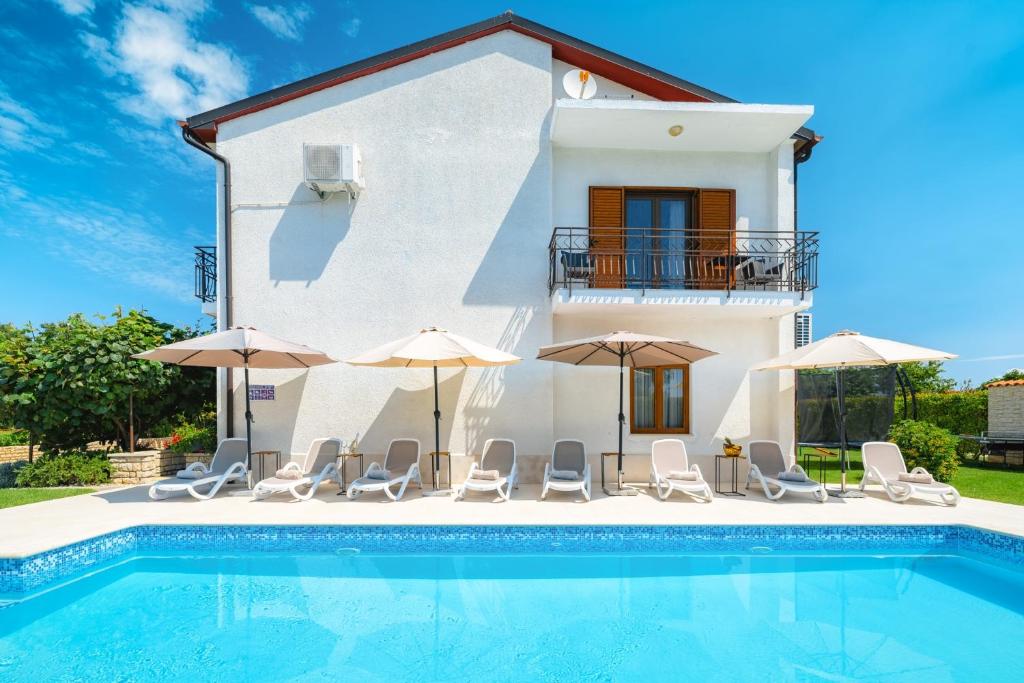 Bazén v ubytovaní House Demetra alebo v jeho blízkosti