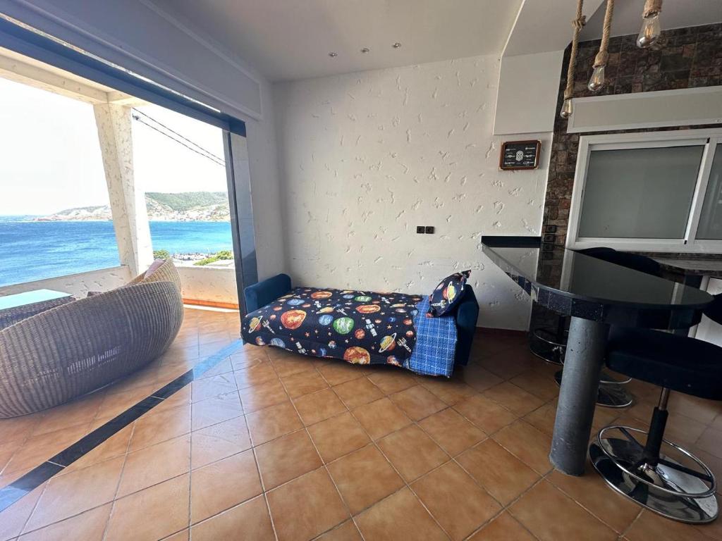 Posezení v ubytování Belyounech vue sur mer et montagne 2 bederoom