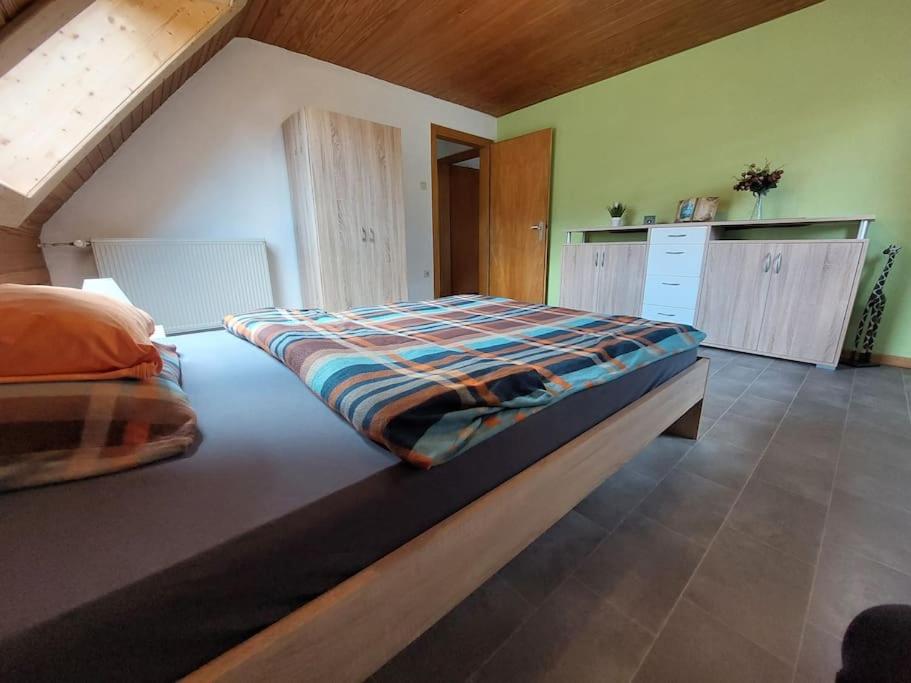 Postel nebo postele na pokoji v ubytování Tati's Ferienwohnung