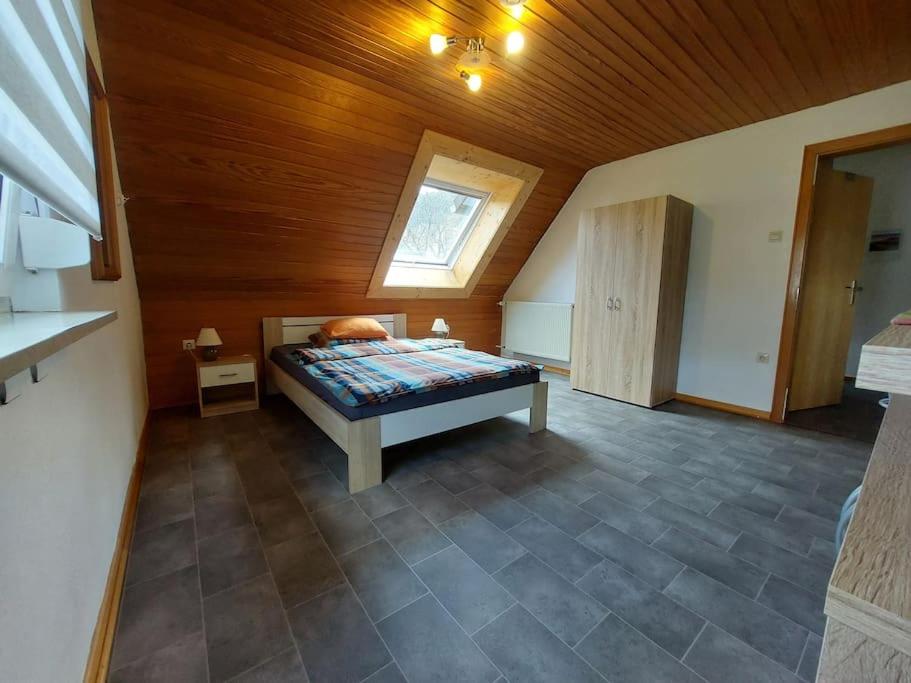 Postel nebo postele na pokoji v ubytování Tati's Ferienwohnung
