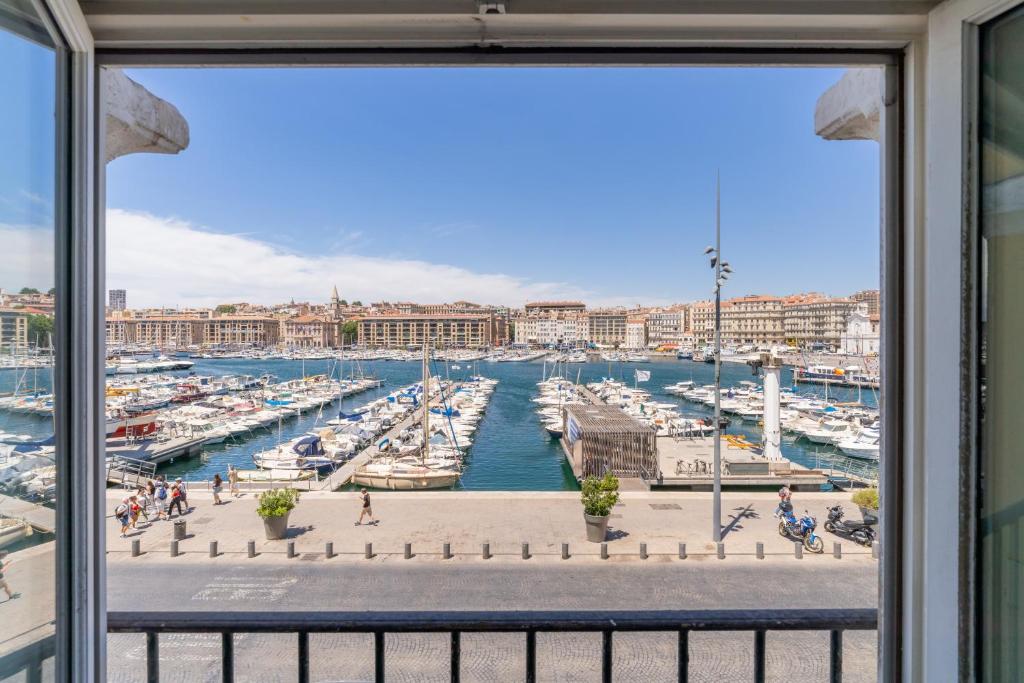 - une vue depuis la fenêtre d'un port de plaisance dans l'établissement Le Nautica - Première ligne sur le Vieux Port, à Marseille