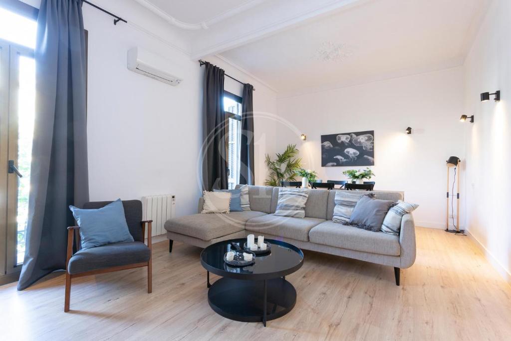 Spacious Family Apartment in Central Barcelona