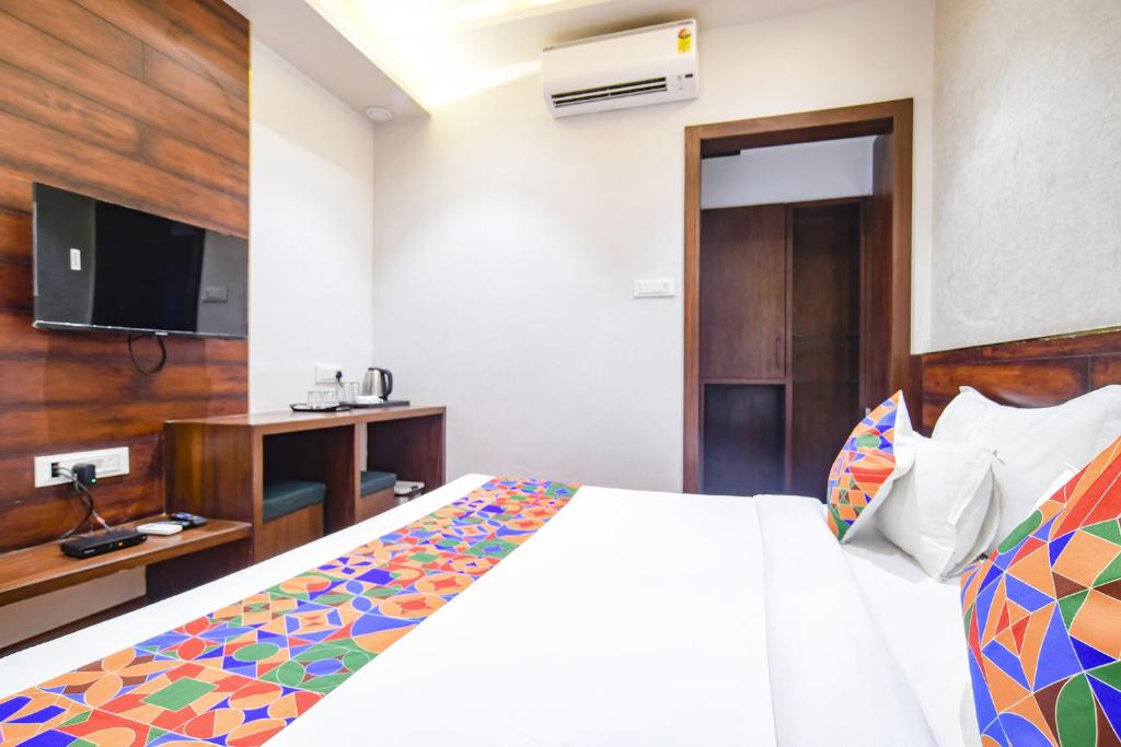 Postel nebo postele na pokoji v ubytování FabHotel Awadhvue