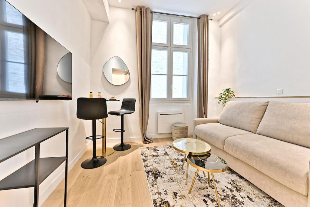 un salon avec un canapé et une table dans l'établissement Studio Chic au centre du sentier Paris, à Paris