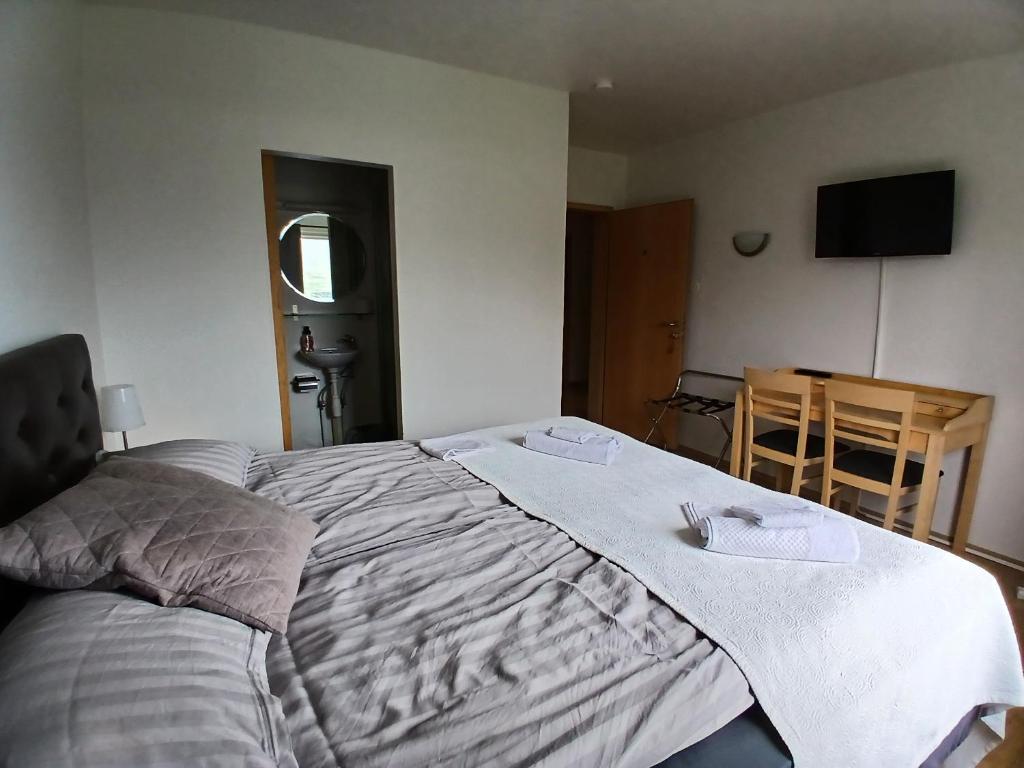 Postel nebo postele na pokoji v ubytování Guesthouse Tálknafjörður