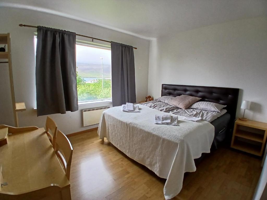 Postel nebo postele na pokoji v ubytování Guesthouse Tálknafjörður