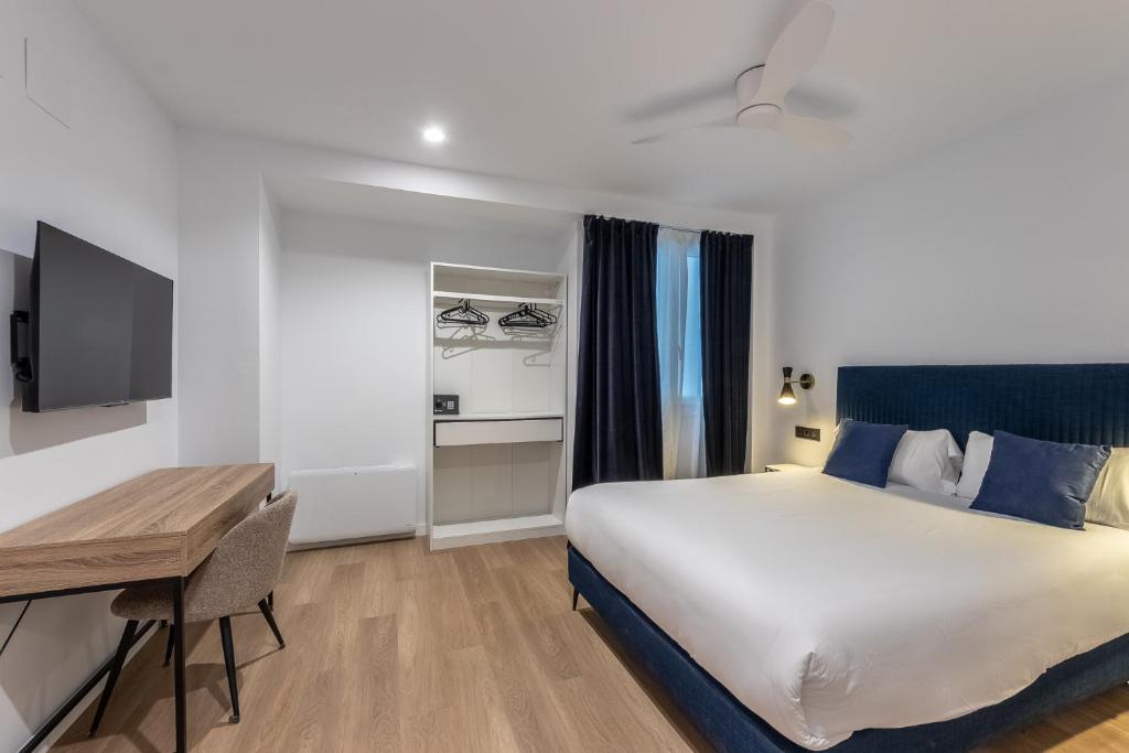 Postel nebo postele na pokoji v ubytování Arenal Suites Bilbao