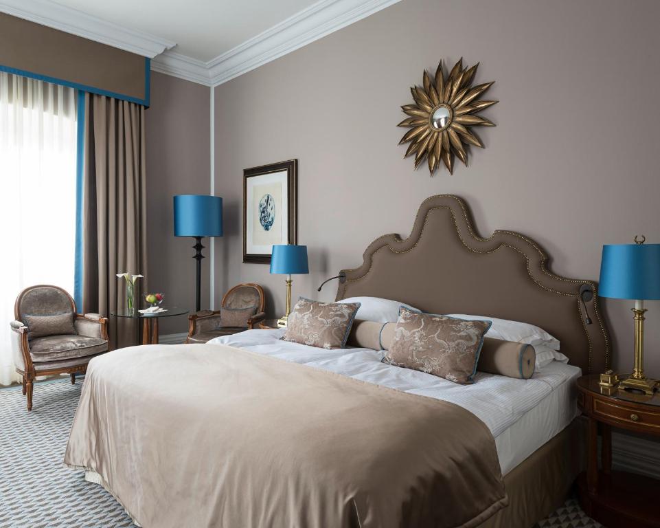 Postel nebo postele na pokoji v ubytování Althoff Grandhotel Schloss Bensberg