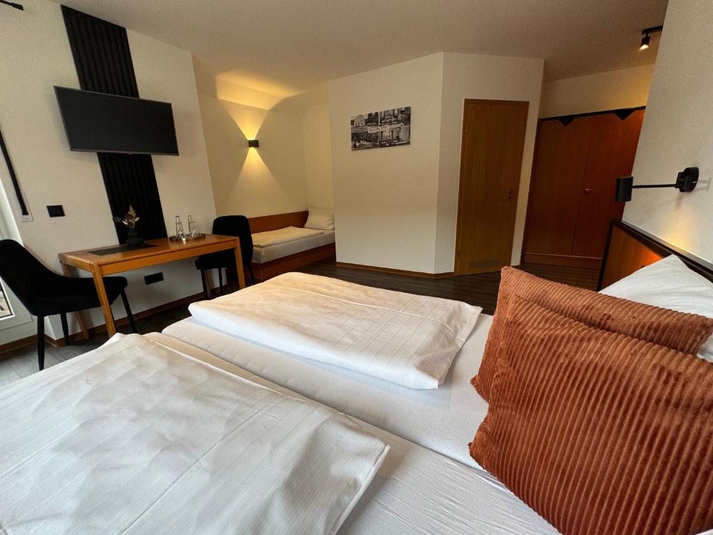 Postel nebo postele na pokoji v ubytování Hotel Gasthof zum Wulfen
