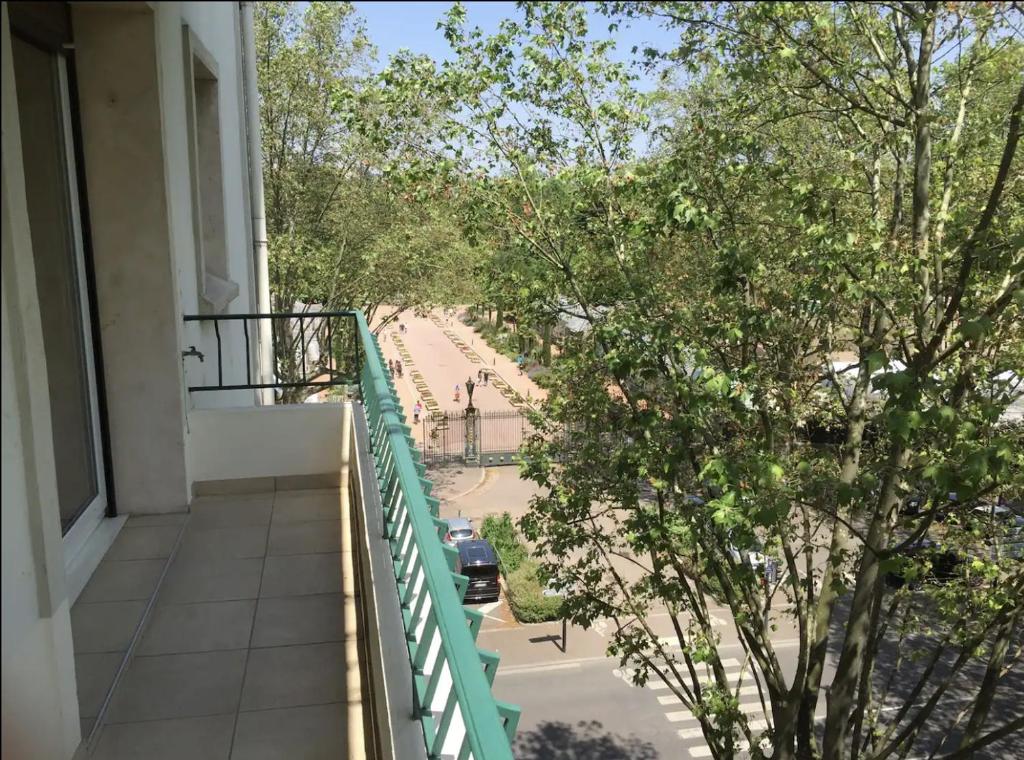 un balcon d'un immeuble avec vue sur une rue dans l'établissement Appartement avec vue sur le parc de la tête d'or, à Lyon