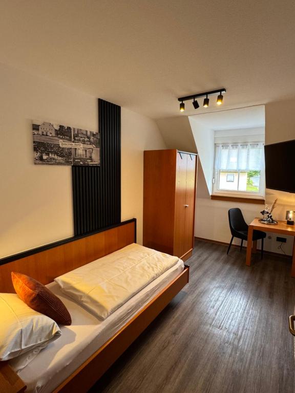 Postel nebo postele na pokoji v ubytování Hotel Gasthof zum Wulfen