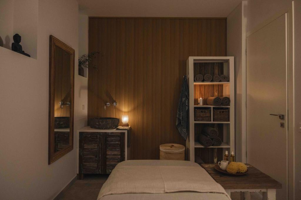 Postel nebo postele na pokoji v ubytování Amethyst Selene Paleros Couple's Hideaway