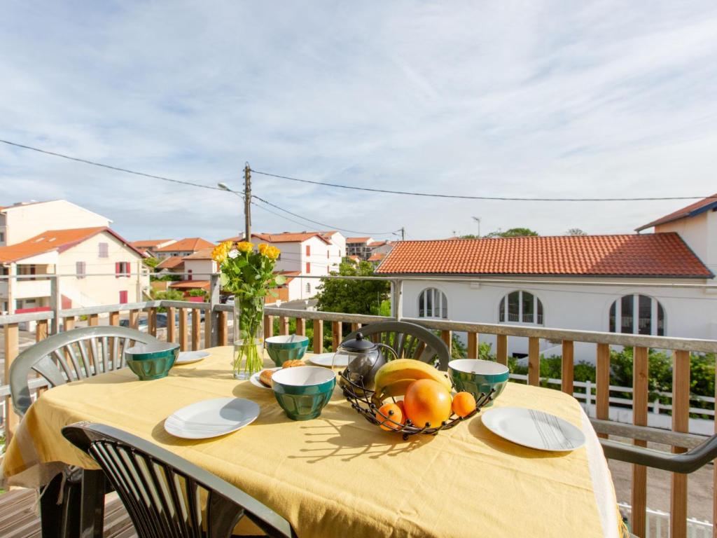 une table avec un bol de fruits sur un balcon dans l'établissement Apartment Cap Océan-3 by Interhome, à Capbreton